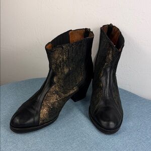 Febo Black & Gold Leather Ankle Boots Size 9 Block Heel Zip